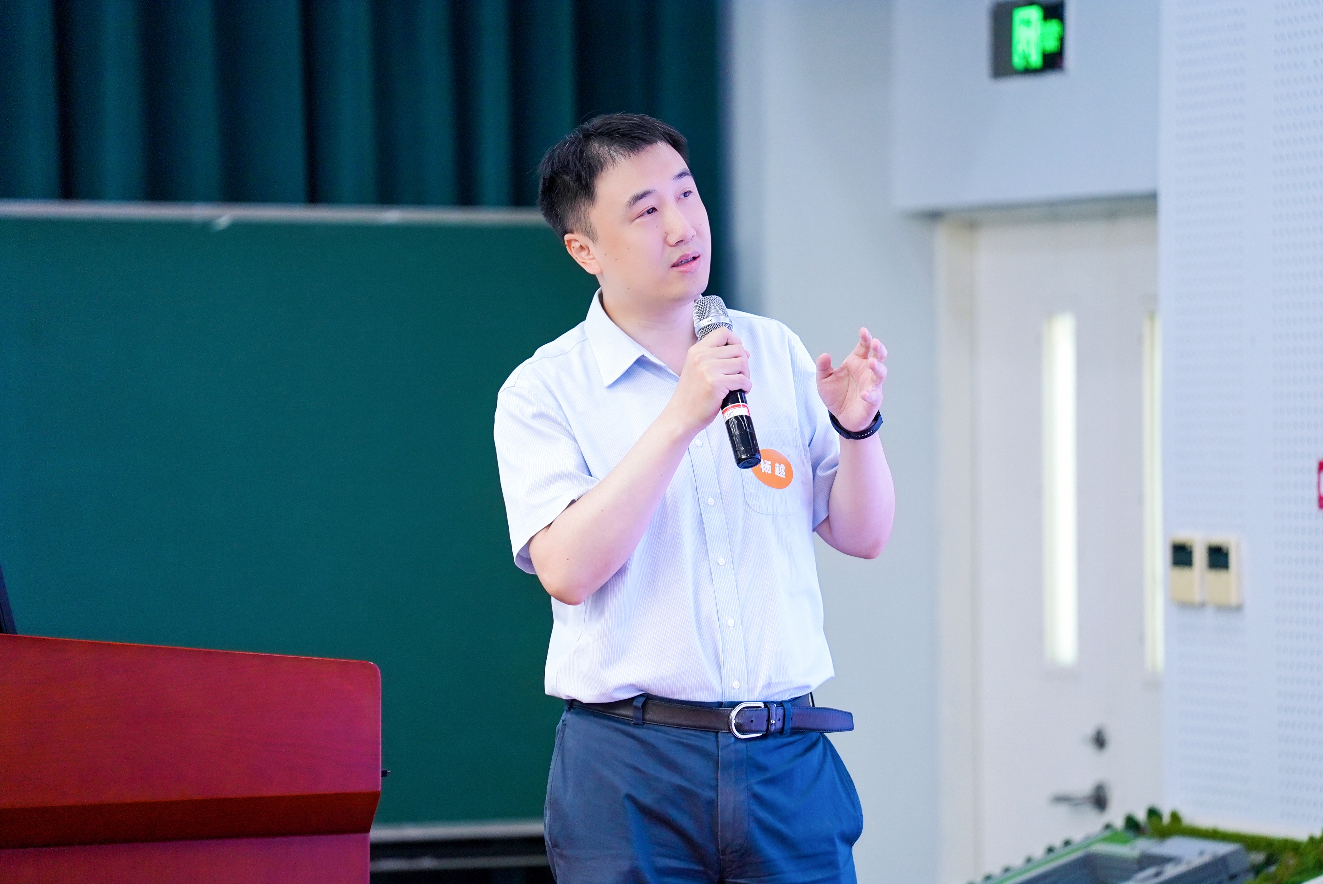 杨越.JPG